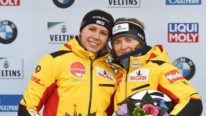 Stephanie Schneider (r) und Anschieberin Kira Lipperheide (l) freuen sich über ihren ersten Platz. Stephanie Schneider (r) und Anschieberin Kira Lipperheide (l) freuen sich über ihren ersten Platz.