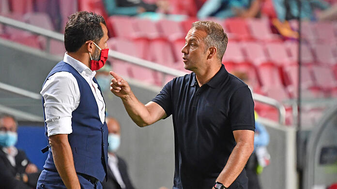 Kommt noch Verstärkung? Bayern-Trainer Hansi Flick (r.) glaubt daran, dass Sportvorstand Hasan Salihamidzic fündig wird.