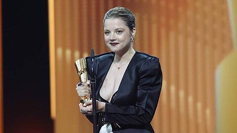 Jella Haase hat für "Lieber Thomas" in der Kategorie "Beste weibliche Nebenrolle" beim Deutschen Filmpreis gewonnen.