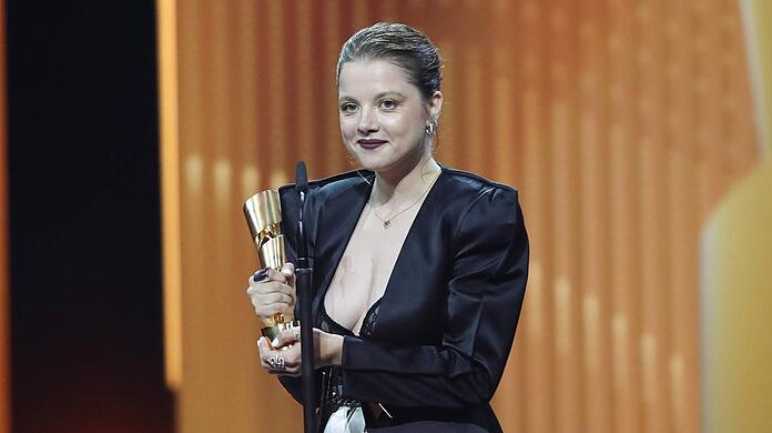 Jella Haase hat für "Lieber Thomas" in der Kategorie "Beste weibliche Nebenrolle" beim Deutschen Filmpreis gewonnen.