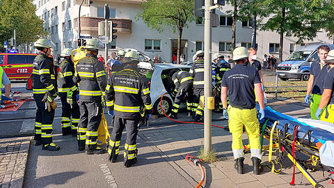 Die Autofahrerin musste von der Feuerwehr aus dem Fahrzeug befreit werden.