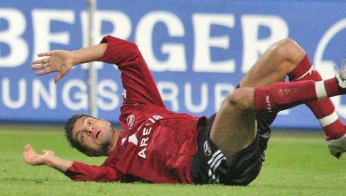 Erst die Abwehrspieler, jetzt die Stürmer: Beim Training am Freitag hat es Angelos Charisteas erwischt, Kapselverletzung am Knöchel, Einsatz stark gefährdet. Erst die Abwehrspieler, jetzt die Stürmer: Beim Training am Freitag hat es Angelos Charisteas erwischt, Kapselverletzung am Knöchel, Einsatz stark gefährdet.