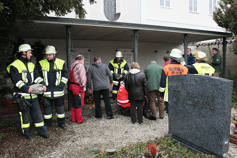 Eine Frau ist auf dem Friedhof von Gars am Inn in eine Gruft gefallen. Die Bilder vom Rettungseinsatz.