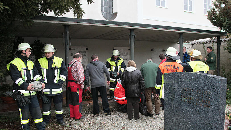 Eine Frau ist auf dem Friedhof von Gars am Inn in eine Gruft gefallen. Die Bilder vom Rettungseinsatz. Eine Frau ist auf dem Friedhof von Gars am Inn in eine Gruft gefallen. Die Bilder vom Rettungseinsatz.