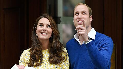 Glücklich: Prinz William, Duke of Cambridge, mit seiner Frau Catherine, Duchess of Cambridge - und ihre Tochter vor dem St. Mary's Hospital in Paddington.