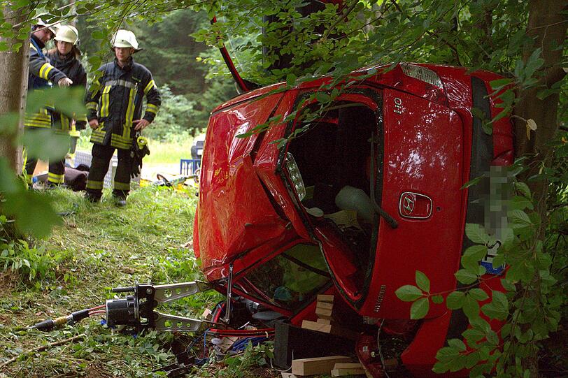 Die Bilder von der Unfallstelle: Die Feuerwehr musste die schwer verletzte Mutter mit hydraulischem Gerät aus dem Wrack befreien.