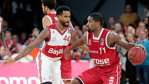 Wiedersehen macht Freude: Der Bamberger Taylor Wanamaker im Duell mit dem Münchner Bryce Taylor (links).