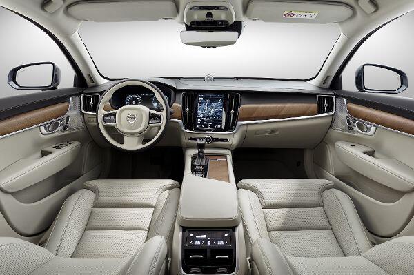 Das edle Interieur mit viel Naturholz schafft in der Fahrgastzelle Wohlfühl-Atmosphäre.