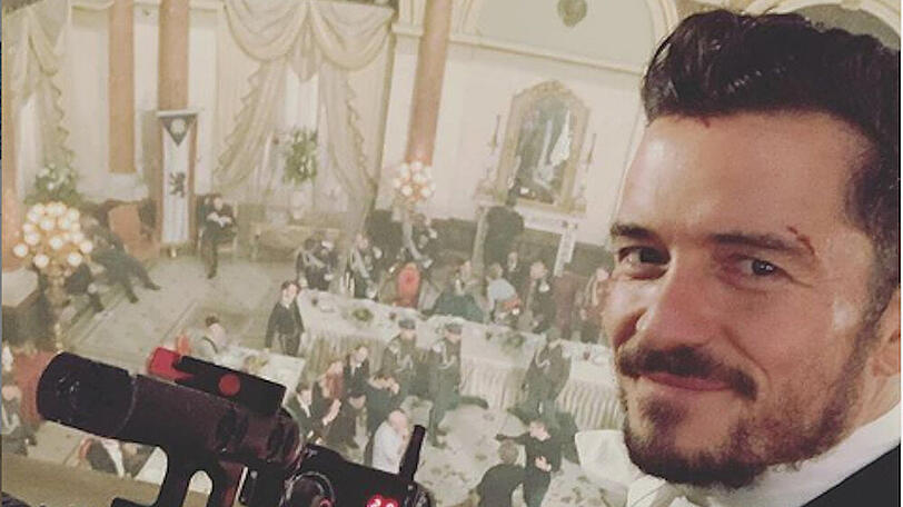 Mit einem zufriedenen Gesichtsausdruck postet Orlando Bloom ein Selfie vom "Carnival Row"-Set