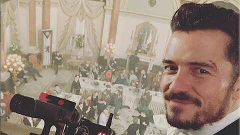 Mit einem zufriedenen Gesichtsausdruck postet Orlando Bloom ein Selfie vom "Carnival Row"-Set
