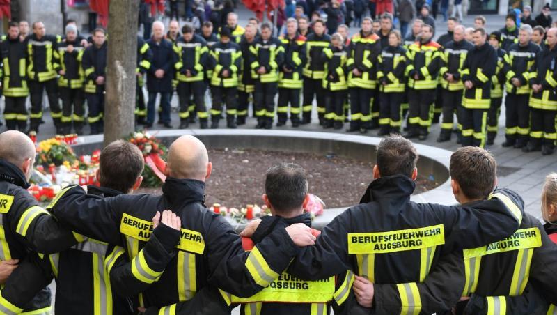 Mitglieder der Berufsfeuerwehr trauern nach der Gewalttat am Königsplatz in Augsburg. Mitglieder der Berufsfeuerwehr trauern nach der Gewalttat am Königsplatz in Augsburg.