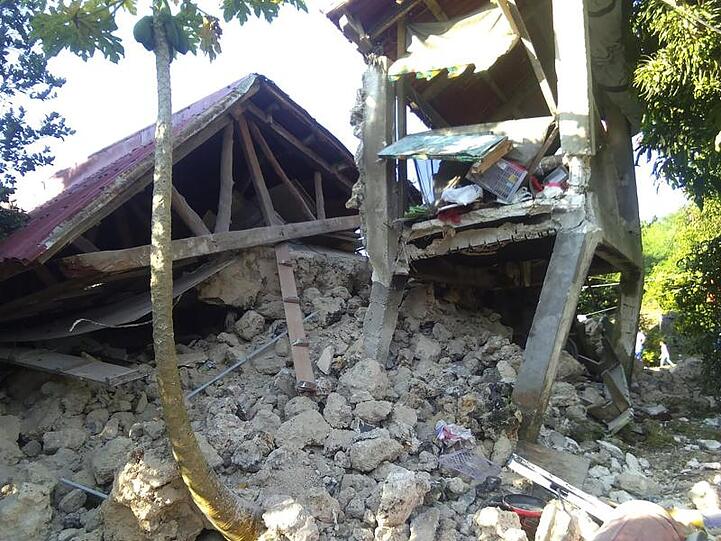 Schäden an einem Haus im Ort Itbayat.