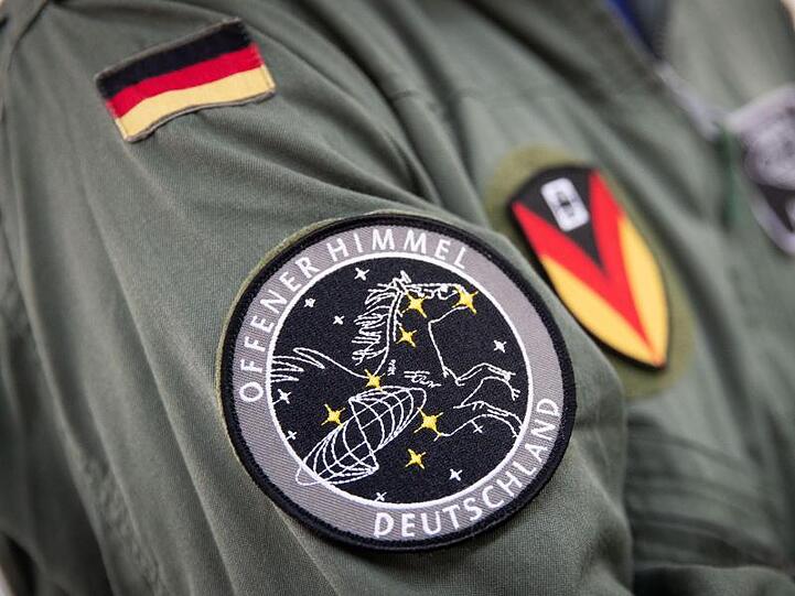 Das Abzeichen der Mission "Offener Himmel" am Arm eines Crew-Mitglieds des A319-Missionsflugzeugs der Bundeswehr.