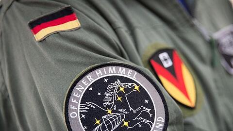 Das Abzeichen der Mission "Offener Himmel" am Arm eines Crew-Mitglieds des A319-Missionsflugzeugs der Bundeswehr.