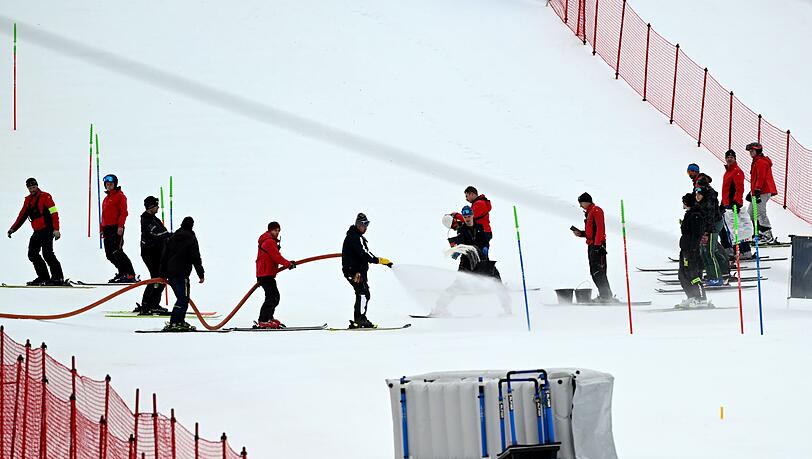 Vor einem Rennen wird die Piste präpariert mit Wasser und Salz.