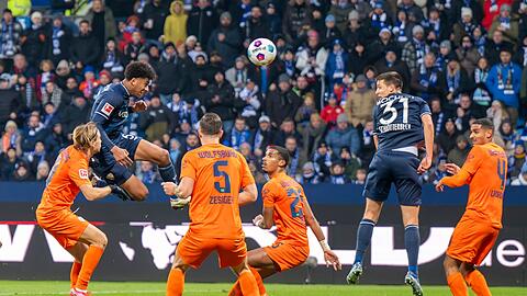 Bochums Bernardo (2.v.l.) erzielte per Kopf das Tor zum zwischenzeitlichen 2:0.