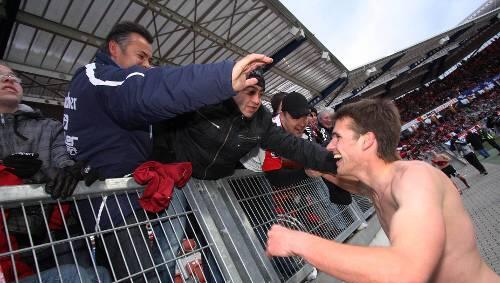 König am Zaun: Christian Eigler, der mit einem Traumtor den Derby-Sieg gesichert hatte, wurde nach dem Schlusspfiff von den Club-Fans stürmisch gefeiert. König am Zaun: Christian Eigler, der mit einem Traumtor den Derby-Sieg gesichert hatte, wurde nach dem Schlusspfiff von den Club-Fans stürmisch gefeiert.