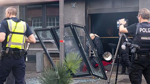 Der Eingangsbereich sowie Teile des Innenraums wurden durch die Explosion und den Brand zerst&ouml;rt, wie die Polizei mitteilte.