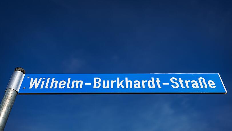 Die mittelfränkische Marktgemeinde Allersberg muss die bisherge Wilhelm-Burkhardt-Straße umbenennen - der Namensgeber war ein Nationalsozialist. (Archivbild) Die mittelfränkische Marktgemeinde Allersberg muss die bisherge Wilhelm-Burkhardt-Straße umbenennen - der Namensgeber war ein Nationalsozialist. (Archivbild)