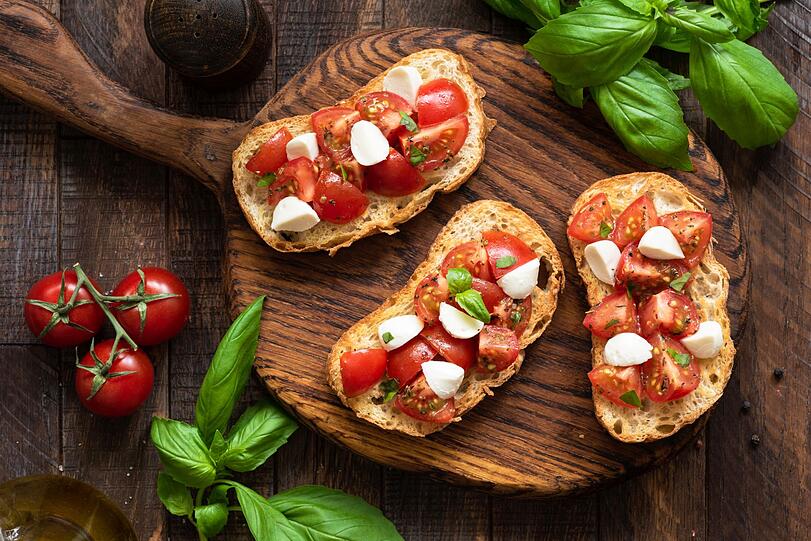 Ganz verloren ist altes Brot &uuml;brigens doch nicht als belegte Stulle. Geben Sie Oliven&ouml;l auf die trockenen Scheiben, r&ouml;sten Sie sie im Ofen und machen Sie Bruschetta daraus. Schmeckt zum Beispiel mit Tomaten, Mozzarella und Basilikum, doch der Fantasie sind beim Belegen keine Grenzen gesetzt.