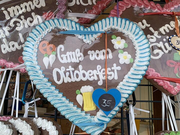 Die meisten Lebkuchenherzen auf der Wiesn sind vor allem für die touristische Laufkundschaft gedacht, die ihren daheimgebliebenen Liebsten ein kleines Souvenir vom Oktoberfest mitbringen möchten. Die meisten Lebkuchenherzen auf der Wiesn sind vor allem für die touristische Laufkundschaft gedacht, die ihren daheimgebliebenen Liebsten ein kleines Souvenir vom Oktoberfest mitbringen möchten.