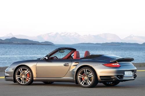 Technisch ein echter Leckerbissen. Und die Optik passt dazu: das 911 Turbo Cabrio.