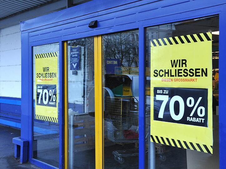 Aus is: Seit Weihnachten ist Schluss im Metro&ndash;Markt an der Leopoldstraße, die Regale sind leer gekauft.