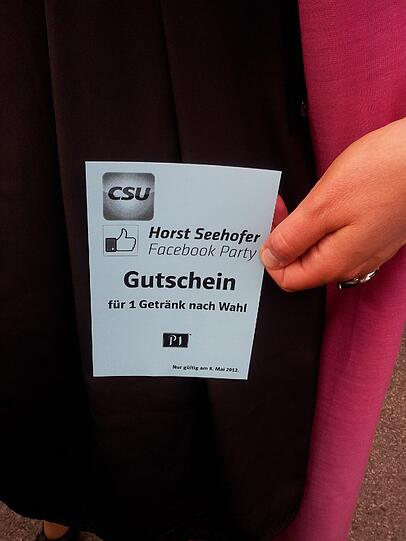 Für seine Gäste lässt Seehofer sich nicht lumpen: Ein Getränk ist for free. Die CSU zahlt die Spesen der Party - kritische Stimmen fordern, dass die auch das nötige Polizeiaufgebot finanzieren soll.