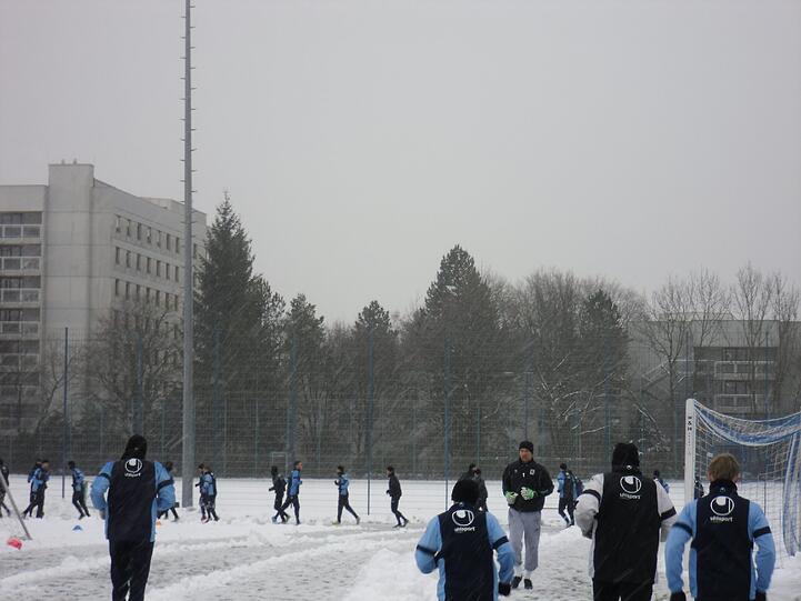 Hart , härter, Alexander Schmidt. Der Trainer des TSV 1860 schickte seine Jungs am Montagvormittag trotz klirrender Kälte, Schneeregen und schneebedeckten Trainingsplätzen raus zum Anschwitzen. Am Abend spielen die Löwen gegen den 1. FC Kaiserslautern. Die Bilder vom Matsch-Training
