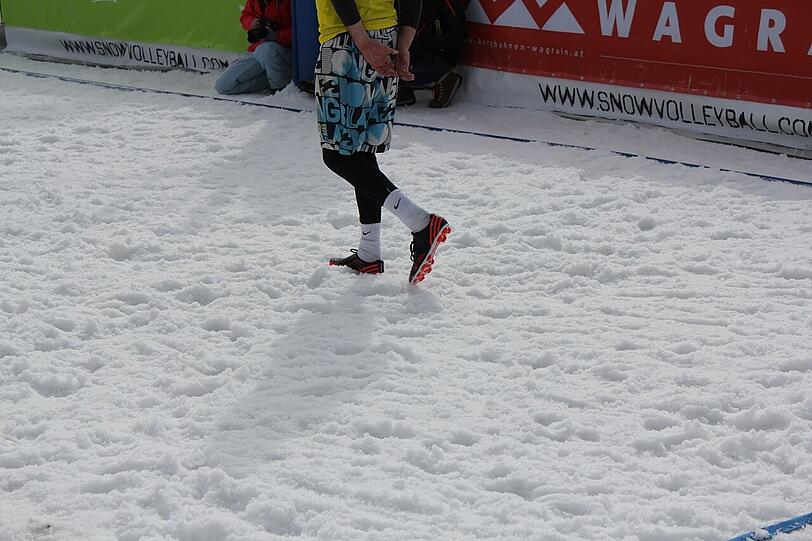 Michal Matyja zeigt's: Beim Snow Volleyball schwören die Spieler auf Fußballschuhe als Schuhwerk!