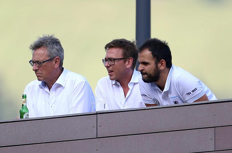 Beim Test gegen Werder: Interimspräsident Sigi Schneider mit den Geschäftsführern Markus Rejek und Noor Basha.
