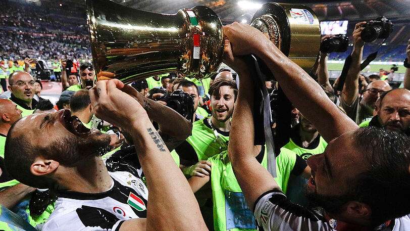 Turins Leonardo Bonucci trinkt aus dem Pokal und jubelt mit seiner Mannschaft über den Sieg im Pokalfinale der Coppa Italia.