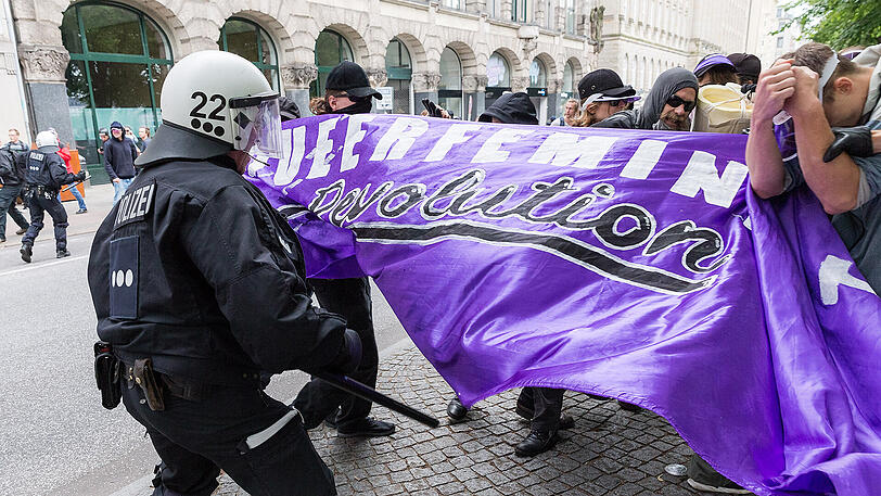Polizisten und Demonstranten bei der "Colour the Red Zone"-Demo in Hamburg.