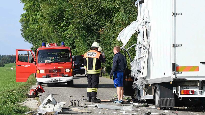 Beide Fahrzeuge sind vollkommen zerstört. Die Bilder vom Unfallort in Baiernrain.
