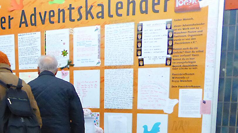 So entsteht der "Poetische Adventskalender", den der Münchner Verein "Poesieboten" in Giesing schon zum dritten Mal organisiert.