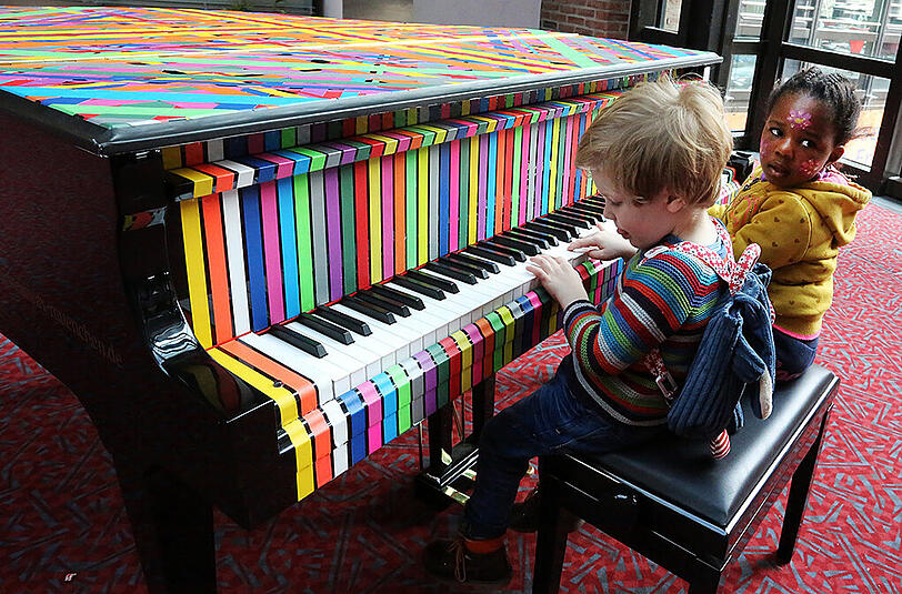Paul (3) und Gloria (3) am Klavier.