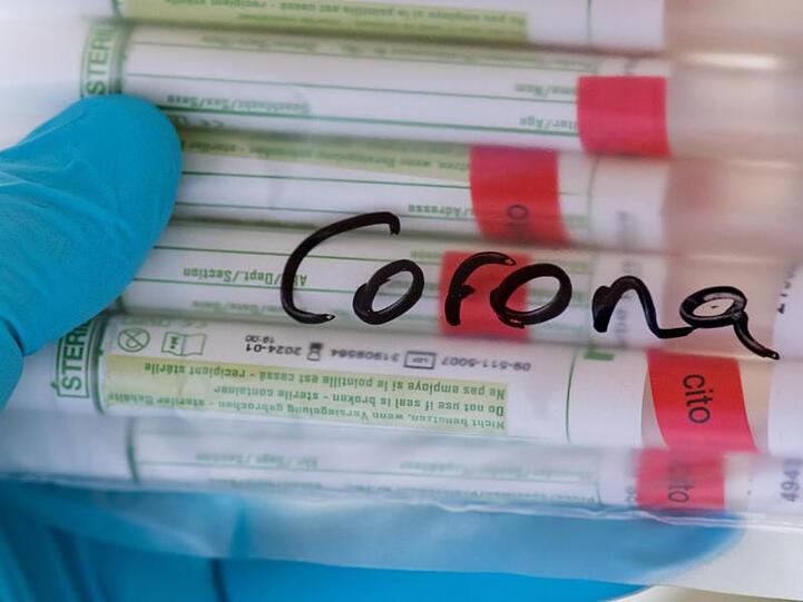 Proben für Corona-Tests werden einem Labor für die weitere Untersuchung vorbereitet. Foto: Hendrik Schmidt/dpa-Zentralbild/ZB/Symbolbild