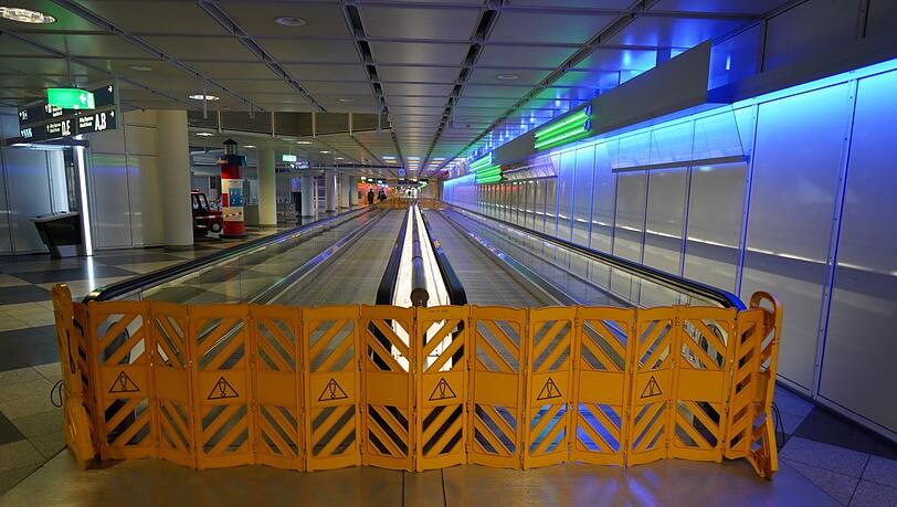 Im Untergeschoss des stillgelegten Terminals 1 sind die Laufbänder teils abgesperrt. Die einzigen Menschen hier sind Bundespolizisten. Im Untergeschoss des stillgelegten Terminals 1 sind die Laufbänder teils abgesperrt. Die einzigen Menschen hier sind Bundespolizisten.