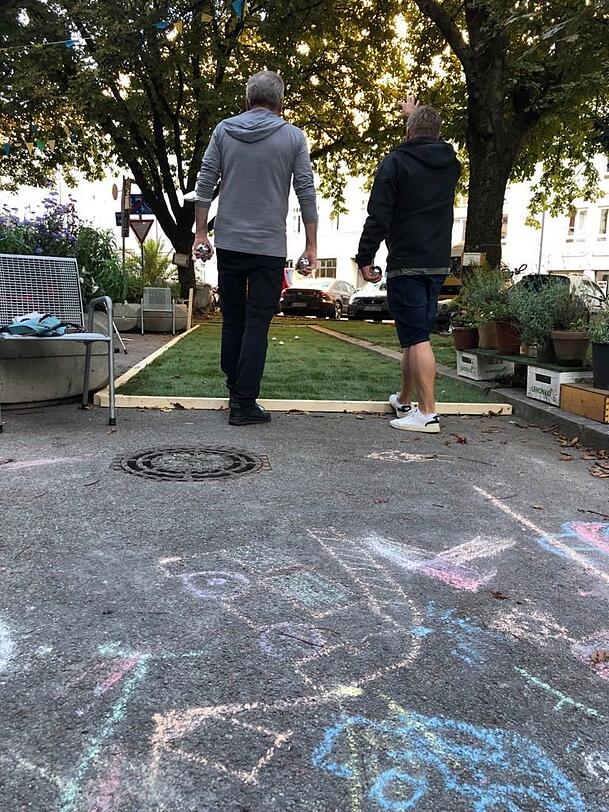 Na, präzise geworfen? Am Holzplatz darf jeder mal mitspielen. Na, präzise geworfen? Am Holzplatz darf jeder mal mitspielen.
