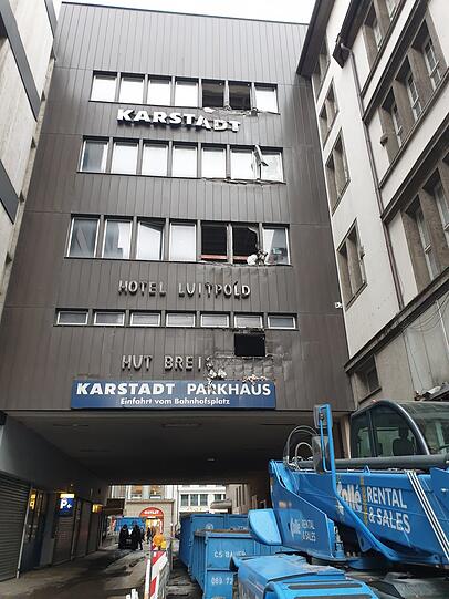 Auch der Verbindung zwischen Neu- und Altbau geht's an den Kragen.