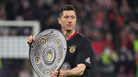 Ein Abschieds-Winke-Winke mit der Schale? Für Stürmer-Star Robert Lewandowski könnte es der letzte Titel im Bayern-Trikot gewesen sein.