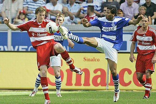 Münchens Marcell Jansen (l.) mit Duisburgs Michael Lamey