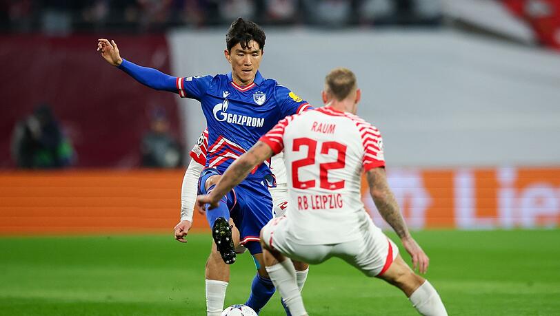 Leipzigs David Raum versucht Belgrads In-beom Hwang den Ball abzuknöpfen. Leipzigs David Raum versucht Belgrads In-beom Hwang den Ball abzuknöpfen.