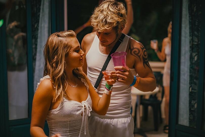 Gefährlich sorglos: Tara (Mia McKenna-Bruce) betrinkt sich beim Urlaub mit Badger (Shaun Thomas).
