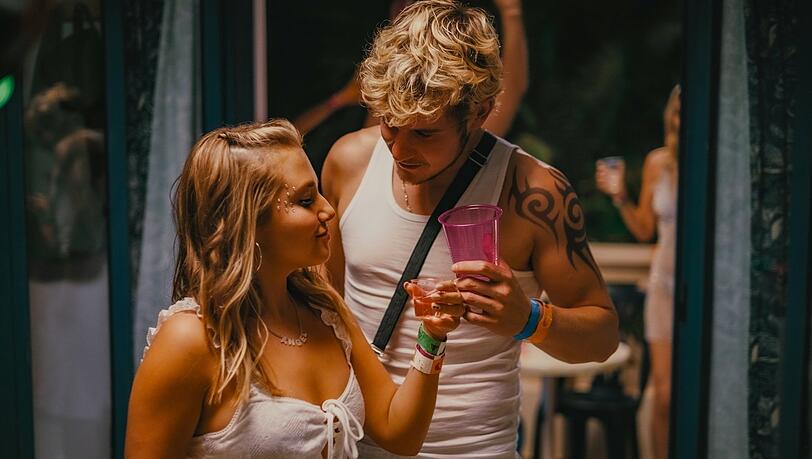 Gefährlich sorglos: Tara (Mia McKenna-Bruce) betrinkt sich beim Urlaub mit Badger (Shaun Thomas). Gefährlich sorglos: Tara (Mia McKenna-Bruce) betrinkt sich beim Urlaub mit Badger (Shaun Thomas).