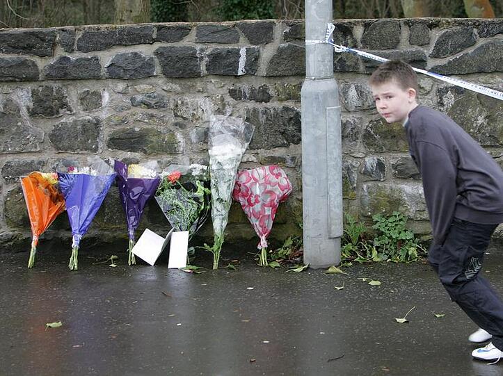 Blumensträuße zum Gedenken an die in Nordirland erschossenen Soldaten.
