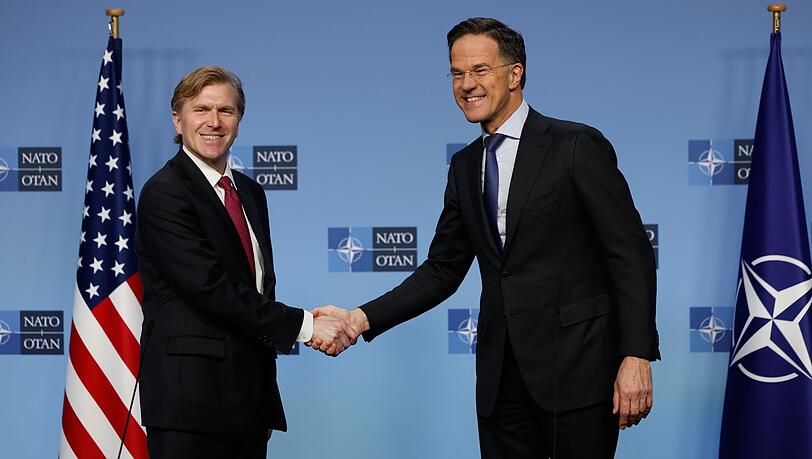 Schlug an der Seite von Nato-Generalsekret&auml;r Mark Rutte &uuml;berraschend vers&ouml;hnliche T&ouml;ne an: US-Verteidigungsstaatssekret&auml;r Elbridge Colby (l).