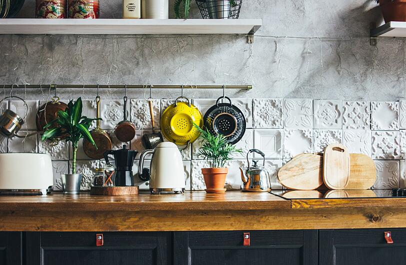 Vintage ist in: Ein paar Blechschilder im Retro-Stil an der Wand, altmodisches Geschirr, eine Kaffeemühle von anno dazumal, gehäkelte Topflappen oder Fliesen mit Vintage-Mustern verleihen Ihrer Küche das gewisse Etwas und lassen sich hervorragend mit modernen Elementen kombinieren. Wo Sie solche Dinge finden? Am Flohmarkt natürlich - oder im Internet. Vintage ist in: Ein paar Blechschilder im Retro-Stil an der Wand, altmodisches Geschirr, eine Kaffeemühle von anno dazumal, gehäkelte Topflappen oder Fliesen mit Vintage-Mustern verleihen Ihrer Küche das gewisse Etwas und lassen sich hervorragend mit modernen Elementen kombinieren. Wo Sie solche Dinge finden? Am Flohmarkt natürlich - oder im Internet.