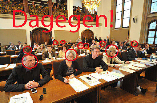 Die Kringel zeigen, wer gegen die Bauvorarbeiten zur zweiten Stammstrecke stimmt (von links): Die Grünen Florian Vogel, Paul Bickelbacher (beide verdeckt) und Lydia Dietrich, Johann Altmann (Freie Wähler), Richard Progl (Bayernpartei), von der FDP Jörg Hoffmann, Christa Stock, Gabriele Neff, Michael Mattar, von der CSU Mechthild Wittmann und Georg Kronawitter (halb verdeckt ganz rechts). Fotos (3): Gregor Feindt