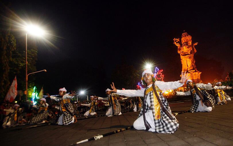 Traditionelle Silvesterparade auf Bali.